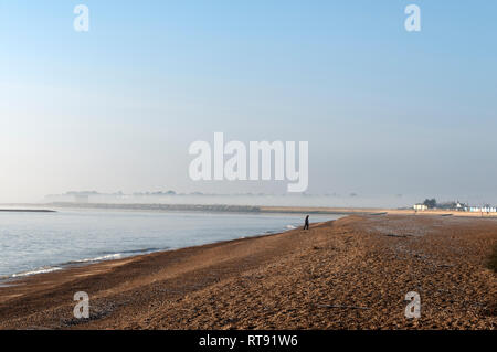 Nebbia di mare oltre Felixstowe Ferry Suffolk REGNO UNITO Foto Stock