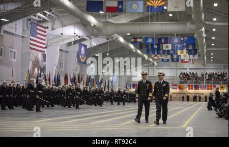 Grandi laghi, Ill. (GEN. 25, 2019) Capo di operazioni navali Adm. John Richardson e il cap. Erik Thors, comandante, assumere il comando di formazione (RTC) prepararsi a ricevere un saluto dalla laurea divisioni durante una passata in rassegna la cerimonia di laurea all'interno di Midway cerimoniale di Drill Hall in RTC. Richardson è servita come la revisione di officer per la cerimonia. Il CNO è in visita a RTC, la marina è solo boot camp, per osservare i cambiamenti nella formazione che sono il miglioramento delle abilità di combattimento e di tenacità in marina del più recente dei marinai. Più di 30.000 reclute graduate annualmente dalla marina è solo boo Foto Stock