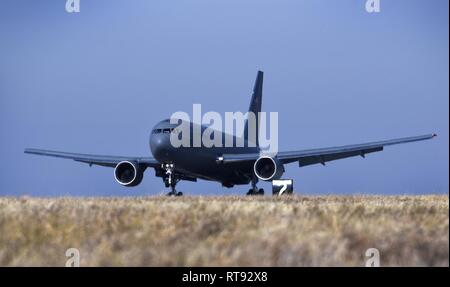 McConnell del primo KC-46A Pegasus atterra sul flightline Gen 25, 2019, a McConnell Air Force Base, Kansas. Il KC-46 servirà a fianco del KC-135 Stratotanker a McConnell e alimentazione antenna critica il rifornimento di carburante, airlift e evacuazioni di medicina aeronautica in un momento di preavviso per l'esercito americano e alleati. Foto Stock