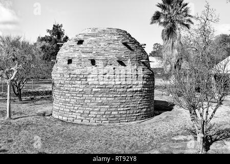 FRASERBURG, SUD AFRICA, 7 agosto 2018: una storica casa corbelled in Fraserburg nel nord della provincia del Capo. Monocromatico Foto Stock