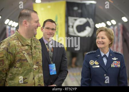 Gen. Maryanne Miller, Aria Mobilità comandante del Comando, colloqui con Master Sgt. Scott Perkins, 931st Manutenzione aeromobili squadrone capo equipaggio, su una KC-46 Pegasus a Paine Campo, nello Stato di Washington, 25 gennaio, 2019. La 334 ARS sarà il primo squadrone di prendere il volo su Air Force il nuovissimo aeromobile, il test e la valutazione della sua capacità operative. Foto Stock