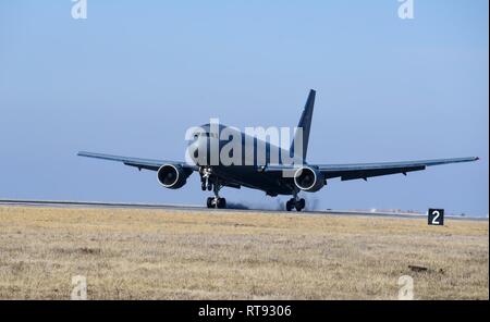 Una KC-46A Pegasus terre Gen 25, 2019, a McConnell Air Force Base, Kan. La nuova cellula è in grado di fornire una maggiore capacità di rifornimento, il supporto per i movimenti di carico, Istituto di medicina aeronautica evacuazioni e movimenti di truppe. Foto Stock