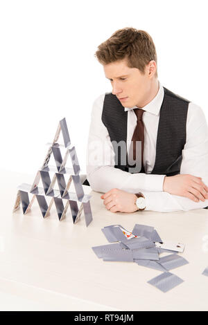 Bello concentrato manager rendendo piramide da carte da gioco isolato su bianco Foto Stock