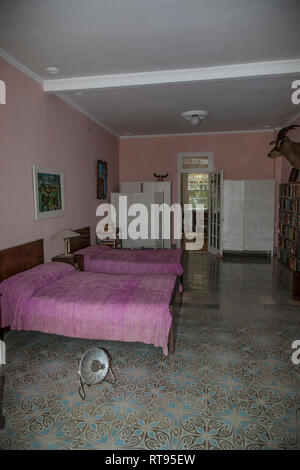 L'Avana, Cuba - 12 Gennaio 2013: la casa di Ernest Hemingway, Finca Vigía a San Francisco de Paula. Una vista in camera da letto. Foto Stock