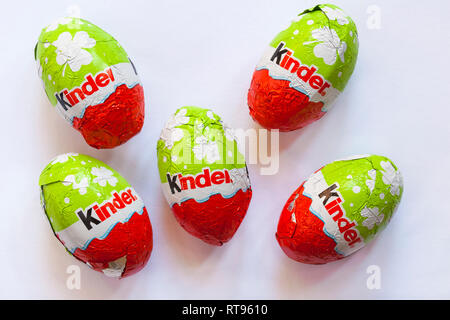 Kinder mini uova isolate su sfondo bianco - fine cioccolato al latte coperto mini uova con un aspetto lattiginoso centro di nocciole Foto Stock