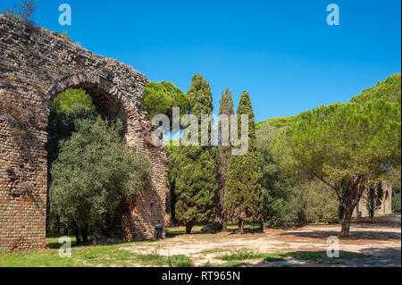 Acquedotto romano nel parco Aurelien, Frejus, Var, Provence-Alpes-Côte d'Azur, in Francia, in Europa Foto Stock