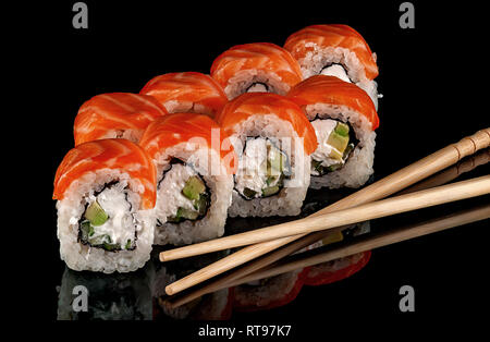 Rotoli di sushi di Philadelphia con bacchette Foto Stock