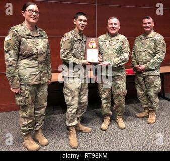 Per shop tradizione, il più giovane soldato privato classe 1A Sanchez, riceve l'esercito stimato Award per l'Eccellenza della Manutenzione Runner Up, US National Guard TDA vincitore 2017, Mountainview, California Questo premio è stato guadagnato da cima missione realizzare, altamente efficace di gestione delle risorse e fortemente innovativi di gestione logistica. Nella foto a sinistra a destra - il direttore della logistica, Col. Buethe Tiffany, privato di prima classe Sanchez, California Army National Guard Commander, il Mag. Gen. Lawrence Haskins e logistica Vice Direttore Lt. Col. Michael Faatz. Foto Stock