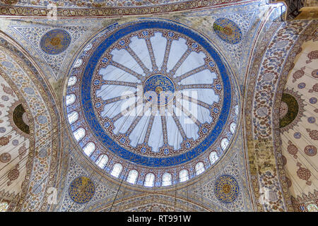 Soffitto all'interno della Moschea Blu a Sultanahmet, Istanbul, Turchia. Più di 32 milioni di turisti in visita in Turchia ogni anno. Foto Stock
