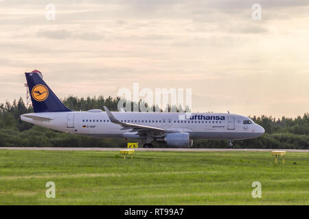 Il piano va in decollo. Airbus A320-200. Aeroporto Pulkovo. Gazzetta estate spotting all Aeroporto Pulkovo il 15 agosto 2018. La Russia, San Pietroburgo, P Foto Stock