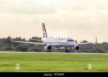 Il piano va in decollo. Airbus A320-200. Aeroporto Pulkovo. Gazzetta estate spotting all Aeroporto Pulkovo il 15 agosto 2018. La Russia, San Pietroburgo, P Foto Stock