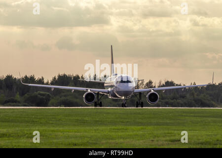 Il piano va in decollo. Airbus A320-200. Aeroporto Pulkovo. Gazzetta estate spotting all Aeroporto Pulkovo il 15 agosto 2018. La Russia, San Pietroburgo, P Foto Stock