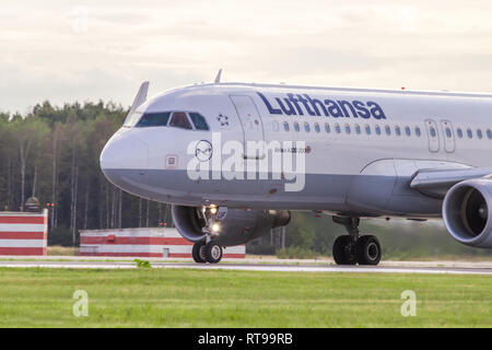 Il piano va in decollo. Airbus A320-200. Aeroporto Pulkovo. Gazzetta estate spotting all Aeroporto Pulkovo il 15 agosto 2018. La Russia, San Pietroburgo, P Foto Stock