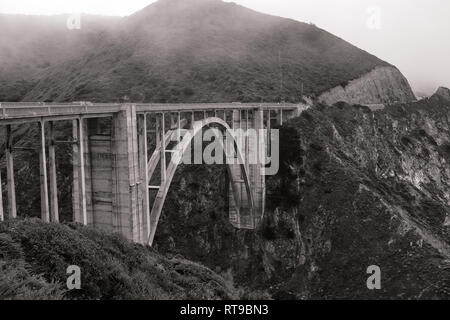 Presi dall'estremità nord un bianco e nero moody colpo di Bixby Ponte sul Big Sur autostrada costiera Foto Stock