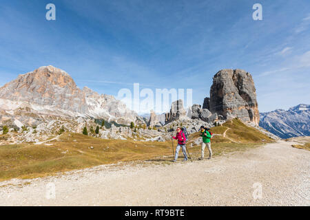 L'Italia, Cortina d'Ampezzo, due persone escursioni nelle Dolomiti zona di montagna Foto Stock