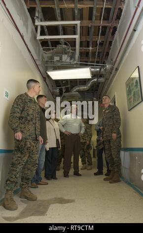 Illustri ospiti di valutare i danni all'interno della II Marine forza expeditionary headquarters building durante un tour in Marine Corps base Camp Lejeune, N.C., Jan 26, 2019. Lt. Gen. John M. Jansen visitato MCB Camp Lejeune e Marine Corps Air Station New River per valutare l'uragano Florence-danni correlati e restauro in corso sforzi. Foto Stock