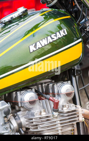 Hook, Regno Unito - 1 Gennaio 2019: Close-up del motore e il serbatoio di carburante di un'annata Kawasaki Z1000 motociclo in Hook, Regno Unito Foto Stock