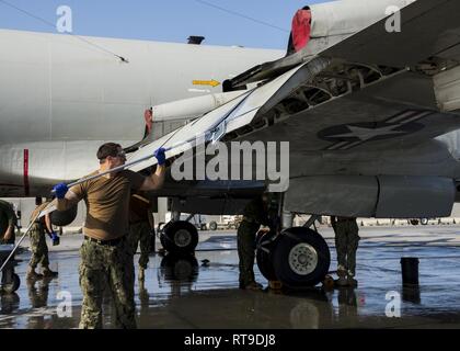 Stati Uniti 5TH FLOTTA AREA DI OPERAZIONI (GEN. 27, 2018) Aviation da elettricista, Mate 2a classe Madison Milliken, assegnato al "grigio" dei Cavalieri di Patrol Squadron (VP) 46, scrubs l'ala di un P-3C Orion anti-guerra sottomarina di pattugliamento aereo di un aereo durante il lavaggio. VP-46 attualmente distribuito negli Stati Uniti Quinta Flotta e U.S. Flotta di 7 aree di attività a sostegno di funzionamento inerenti a risolvere. Mentre in questa regione, VP-46 è il supporto di operazioni navali per garantire stabilità marittimo e la sicurezza nella regione centrale di collegamento del Mediterraneo e del Pacifico attraverso l'Oceano Indiano occidentale e tre Foto Stock