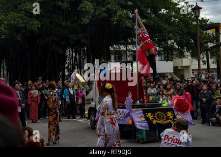 I residenti di Okinawa e status delle forze accordo personale celebrare la città di Nago cinquantesimo annuale di Cherry Blossom Festival a Nago Central Park, a Okinawa, Giappone, Gennaio 27, 2019. La città di Nago ospita ogni anno il Cherry Blossom Festival che attrae più di 270.000 persone ogni anno. Intrattenimento per il festival inclusi giochi di carnevale, i fornitori di prodotti alimentari, composizioni floreali, karaoke, concorsi e una varietà di spettacoli culturali. Foto Stock