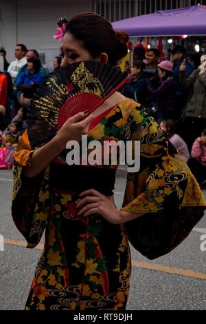 Un residente di Okinawa danze durante la Nago City cinquantesimo annuale di Cherry Blossom Festival a Nago Central Park, a Okinawa, Giappone, Gennaio 27, 2019. La città di Nago ospita ogni anno il Cherry Blossom Festival che attrae più di 270.000 persone ogni anno. Intrattenimento per il festival inclusi giochi di carnevale, i fornitori di prodotti alimentari, composizioni floreali, karaoke, concorsi e una varietà di spettacoli culturali. Foto Stock