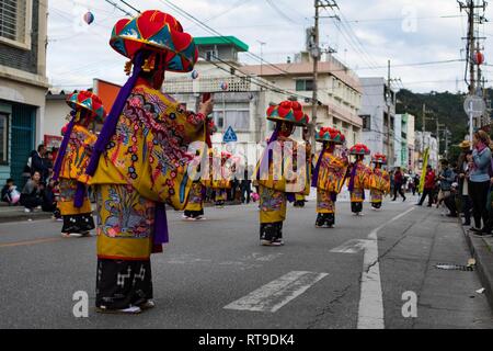 I residenti di Okinawa eseguire danze culturali durante la Nago City cinquantesimo annuale di Cherry Blossom Festival a Nago Central Park, a Okinawa, Giappone, Gennaio 27, 2019. La città di Nago ospita ogni anno il Cherry Blossom Festival che attrae più di 270.000 persone ogni anno. Intrattenimento per il festival inclusi giochi di carnevale, i fornitori di prodotti alimentari, composizioni floreali, karaoke, concorsi e una varietà di spettacoli culturali. Foto Stock