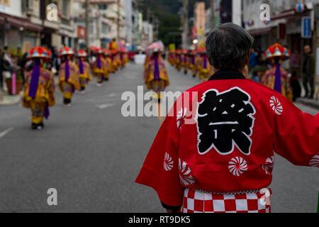 I residenti di Okinawa eseguire danze culturali durante la Nago City cinquantesimo annuale di Cherry Blossom Festival a Nago Central Park, a Okinawa, Giappone, Gennaio 27, 2019. La città di Nago ospita ogni anno il Cherry Blossom Festival che attrae più di 270.000 persone ogni anno. Intrattenimento per il festival inclusi giochi di carnevale, i fornitori di prodotti alimentari, composizioni floreali, karaoke, concorsi e una varietà di spettacoli culturali. Foto Stock