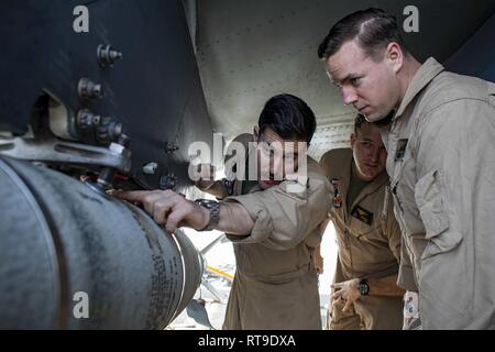 Stati Uniti 5TH FLOTTA AREA DI OPERAZIONI (GEN. 27, 2019) Marines assegnato a mezzo marino Tiltrotor Squadron (VMM) 264 Ispezionare il giunto di attacco diretto munizione su un AV-8B Harrier a bordo del Wasp-classe assalto anfibio nave USS Kearsarge (LHD 3) prima di operazioni di volo. Kearsarge è l'ammiraglia per il Kearsarge Amphibious pronto il gruppo e con il ventiduesimo imbarcato Marine Expeditionary Unit, è distribuito negli Stati Uniti Quinta Flotta area di operazioni a sostegno di operazioni navali per garantire stabilità marittimo e la sicurezza nella regione centrale di collegamento del Mediterraneo e del Pacifico attraverso il west Foto Stock