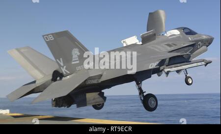 Mare delle Filippine (GEN. 28, 2019) - Un F-35B Lightning II aeromobili appartenenti alle Marine Fighter Squadron di attacco 121, l'ala fissa il componente di 31 Marine Expeditionary Unit dell'aviazione elemento di combattimento, decolla dall'assalto anfibio nave USS Wasp (LHD 1). Wasp, ammiraglia della Vespa Anfibia Gruppo pronto, con avviato 31 Marine Expeditionary Unit, è operativo nell'Indo-Pacifico regione per migliorare l'interoperabilità con i partner e servire come una pronta risposta in vigore per qualsiasi tipo di emergenza. Foto Stock