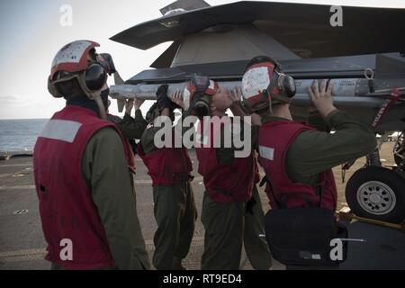 Mare delle Filippine (Jan 28, 2019) -- Marines caricare un Captive Air missile di formazione (CATM) 9X su una F-35B Lightning II aeromobili appartenenti alle Marine Fighter Attack Squadron 121 a bordo dell'assalto anfibio nave USS Wasp (LHD 1). Wasp, ammiraglia di Vespa Anfibia Gruppo pronto, con avviato 31 Marine Expeditionary Unit, è operativo nell'Indo-Pacifico regione per migliorare l'interoperabilità con i partner e servire come una pronta risposta in vigore per qualsiasi tipo di emergenza. Foto Stock