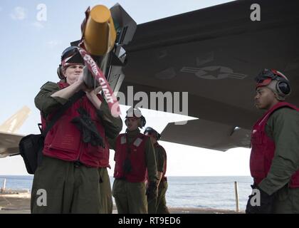 Mare delle Filippine (Jan 28, 2019) -- Marines caricare un Captive Air missile di formazione (CATM) 9X su una F-35B Lightning II aeromobili appartenenti alle Marine Fighter Attack Squadron 121 a bordo dell'assalto anfibio nave USS Wasp (LHD 1). Wasp, ammiraglia di Vespa Anfibia Gruppo pronto, con avviato 31 Marine Expeditionary Unit, è operativo nell'Indo-Pacifico regione per migliorare l'interoperabilità con i partner e servire come una pronta risposta in vigore per qualsiasi tipo di emergenza. Foto Stock