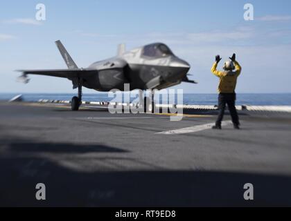 Mare delle Filippine (Jan 28, 2019) -- Un F-35B Lightning II aeromobili appartenenti alle Marine Fighter Squadron di attacco 121 si prepara a prendere il via dal ponte di volo dell'assalto anfibio nave USS Wasp (LHD 1). Wasp, ammiraglia di Vespa Anfibia Gruppo pronto, con avviato 31 Marine Expeditionary Unit, è operativo nell'Indo-Pacifico regione per migliorare l'interoperabilità con i partner e servire come una pronta risposta in vigore per qualsiasi tipo di emergenza. Foto Stock