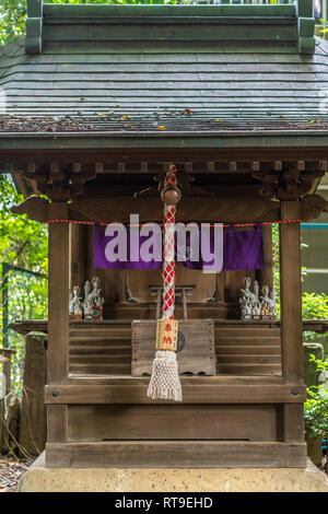 Setagaya, Tokyo, Giappone - 19 agosto 2017: Noyashiki Inari Sha, piccolo sacrario scintoista situato all'interno di Kitazawa Hachiman Jinja complesso del santuario. Foto Stock