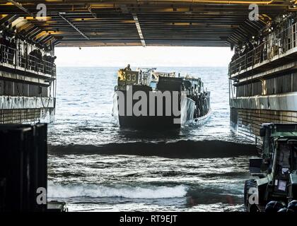 Mare delle Filippine (GEN. 28, 2019) - Landing Craft, Utility (LCU) 1633 partono ben coperta della amphibious dock landing ship USS Ashland (LSD 48) durante il trasporto di veicoli marini e delle attrezzature come parte di assistenza umanitaria e di soccorso in caso di catastrofe (HADR) formazione. Ashland, parte della Vespa Anfibia Gruppo pronto, con avviato 31 Marine Expeditionary Unit, è operativo nell'Indo-Pacifico regione per migliorare l'interoperabilità con i partner e servire come una pronta risposta in vigore per qualsiasi tipo di emergenza. Foto Stock