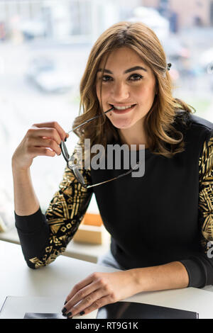 Ritratto di sorridere i giovani designer in un atelier Foto Stock