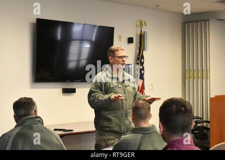 Brig. Gen. Steven J. Bleymaier, direttore della logistica, ingegneria e forza di protezione del quartier generale di mobilità in aria il comando, parla ai membri dell'126Ingegneria Civile Squadron, 29 gennaio 2019, a Scott Air Force Base, Illinois. Brig. Gen. Bleymaier girato l'Illinois Air National Guard unità per ottenere una migliore comprensione delle loro missioni. Foto Stock