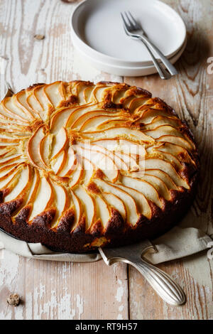 Home-cotta senza glutine torta di pere fatta di farina di grano saraceno Foto Stock