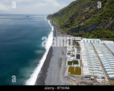 Indonesia, Bali, Karangasem, Bugbug beach, allevamento di gamberetti Foto Stock