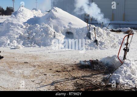 An improvised shelter built by students in Cold-Weather Operations Course (CWOC) Class 19-03 out of snow is shown Jan. 30, 2019, at Fort McCoy, Wis. CWOC students are trained on a variety of cold-weather subjects, including snowshoe training and skiing as well as how to use ahkio sleds and other gear. Training also focuses on terrain and weather analysis, risk management, cold-weather clothing, developing winter fighting positions in the field, camouflage and concealment, and numerous other areas that are important to know in order to survive and operate in a cold-weather environment. The trai Foto Stock