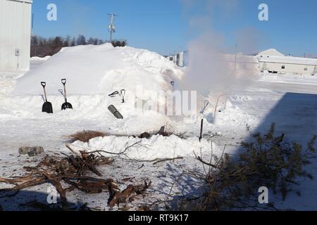 An improvised shelter built by students in Cold-Weather Operations Course (CWOC) Class 19-03 out of snow is shown Jan. 30, 2019, at Fort McCoy, Wis. CWOC students are trained on a variety of cold-weather subjects, including snowshoe training and skiing as well as how to use ahkio sleds and other gear. Training also focuses on terrain and weather analysis, risk management, cold-weather clothing, developing winter fighting positions in the field, camouflage and concealment, and numerous other areas that are important to know in order to survive and operate in a cold-weather environment. The trai Foto Stock
