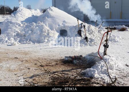 An improvised shelter built by students in Cold-Weather Operations Course (CWOC) Class 19-03 out of snow is shown Jan. 30, 2019, at Fort McCoy, Wis. CWOC students are trained on a variety of cold-weather subjects, including snowshoe training and skiing as well as how to use ahkio sleds and other gear. Training also focuses on terrain and weather analysis, risk management, cold-weather clothing, developing winter fighting positions in the field, camouflage and concealment, and numerous other areas that are important to know in order to survive and operate in a cold-weather environment. The trai Foto Stock