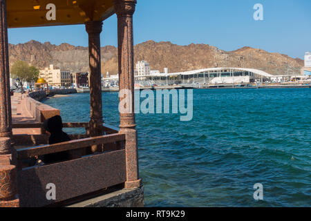 Il nuovo mercato del pesce a Mutrah, Muscat Oman, dal Corniche Foto Stock