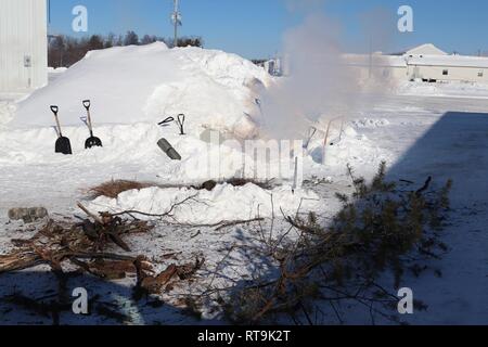 An improvised shelter built by students in Cold-Weather Operations Course (CWOC) Class 19-03 out of snow is shown at Fort McCoy, Wis., Jan. 30, 2019. CWOC students are trained on a variety of cold-weather subjects, including snowshoe training and skiing as well as how to use ahkio sleds and other gear. Training also focuses on terrain and weather analysis, risk management, cold-weather clothing, developing winter fighting positions in the field, camouflage and concealment, and numerous other areas that are important to know in order to survive and operate in a cold-weather environment. The tra Foto Stock