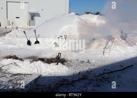 An improvised shelter built by students in Cold-Weather Operations Course (CWOC) Class 19-03 out of snow is shown Jan. 30, 2019, at Fort McCoy, Wis. CWOC students are trained on a variety of cold-weather subjects, including snowshoe training and skiing as well as how to use ahkio sleds and other gear. Training also focuses on terrain and weather analysis, risk management, cold-weather clothing, developing winter fighting positions in the field, camouflage and concealment, and numerous other areas that are important to know in order to survive and operate in a cold-weather environment. The trai Foto Stock