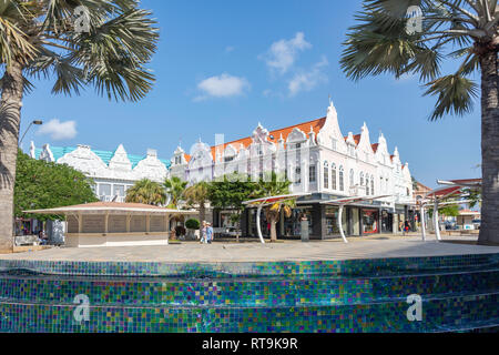 Plaza Daniel Leo che mostra la fontana e olandese di edifici in stile coloniale, Oranjestad, Aruba, Isole ABC, Leeward Antilles, dei Caraibi Foto Stock