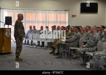 Lt Gen Scott Riso, Direttore, Air National Guard, visite 172d Airlift Wing in Jackson Mississippi. Oltre a detenere un municipio discussione con elementi ad ala circa la disponibilità di missione e di affrontare le sfide del futuro, il riso ha ricevuto una 172 AW missione breve. Il riso si è inoltre congratulato con le ali top singoli vincitori di premi per i loro successi. Il riso è incaricato di formulare, sviluppo e coordinamento di tutte le politiche e i piani e i programmi che interessano più di 105,500 membri di guardia e civili in più 90 ali e 175 geograficamente separate unità attraverso 213 ubicazioni in tutto 50 Stati, D Foto Stock