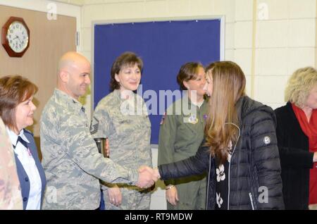 172 AW personale (da sinistra a destra) Senior Master Sgt Jeanine Smith, Col Matteo Caudell, Master Sgt Cheryl Sanders e Lt Col Teri Alba Neeley salutare la Signora Nancy riso come lei arriva al campo di Thompson. La sig.ra riso accompagnato suo marito, Lt Gen Scott Riso, Direttore, Air National Guard sulla visita all'ala. Foto Stock