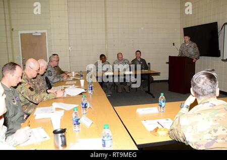 Col Tommy F. Tillman, 172d Airlift Wing Commander, (destra) fornisce 172 AW missione breve a Lt Gen Scott Riso, comando Master Chief Sgt Ronald Anderson. Lt Gen Scott Riso, Direttore, Air National Guard, visite 172d Airlift Wing in Jackson Mississippi. Oltre a detenere un municipio discussione con elementi ad ala circa la disponibilità di missione e di affrontare le sfide del futuro, il riso ha ricevuto una 172 AW missione breve. Il riso si è inoltre congratulato con le ali top singoli vincitori di premi per i loro successi. Foto Stock