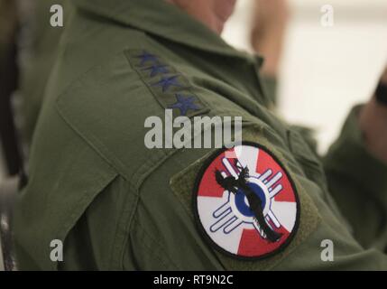 Gen. Paolo J. Selva, decimo Vice Presidente del Comune di capi di Stato Maggiore, indossa una patch con il guardiano della pianura e il flag di Wichita a McConnell Air Force Base, Kan., Gen 31, 2019. "Partecipare oggi nella consegna del KC-46 Pegasus a McConnell è speciale per me. Si sta per dare forma al futuro del rifornimento di aria". Foto Stock