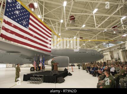 Gen. Paolo J. Selva, decimo Vice Presidente del Comune di capi di Stato Maggiore, parla agli aviatori a McConnell Air Force Base, Kan., Gen 31, 2019, durante una cerimonia di benvenuto per la consegna del terzo e quarto KC-46un aeromobile Pegasus. McConnell è previsto per ricevere 18 nuova KC-46s durante la ripartizione iniziale per la Air Force. Foto Stock