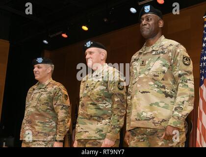 Da sinistra a destra, Gen. Gus Perna, Esercito Materiel Command comandante generale; Gen. John M. Murray, esercito Comando Futures comandante generale; e il Mag. Gen. Cedric T. vince, combattere la funzionalità Comando sviluppo comandante generale, partecipare alla cerimonia che è transitato U.S. Esercito la ricerca e lo sviluppo e il comando di ingegneria da AMC per AFC presso Aberdeen Proving Ground, Maryland, 31.01. La data ufficiale del trasferimento era il 3 febbraio, durante la quale RDECOM è stata rinominata in lotta contro lo sviluppo di funzionalità comando. Foto Stock